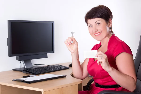 Midden leeftijd onroerende goederenagent zitten in kantoor — Stockfoto