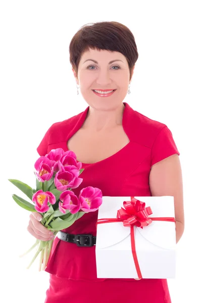 Donna con fiori e regalo isolato su bianco — Foto Stock