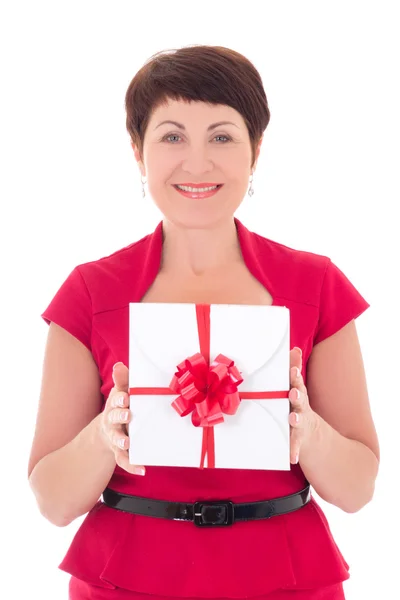 Glad mitten äldre kvinna med gåva isolerad på vit — Stockfoto