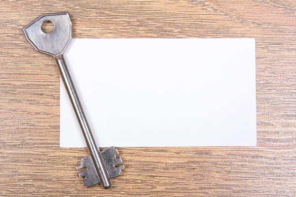 Métal clé et carte de visite sur table en bois — Photo