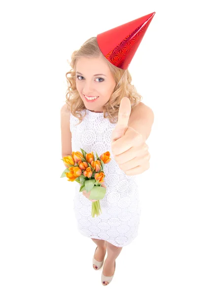 Frau im weißen Kleid und Geburtstag-Cap mit Blumen-Daumen hoch — Stockfoto