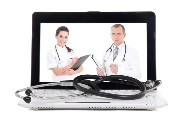 Ноутбук с двумя врачами на экране, изолированные на белом — стоковое фото