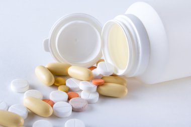 plastik şişeden WHI dökülen renkli kapsül yakın çekim