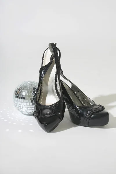 女性の靴と小さなディスコ ボール — ストック写真