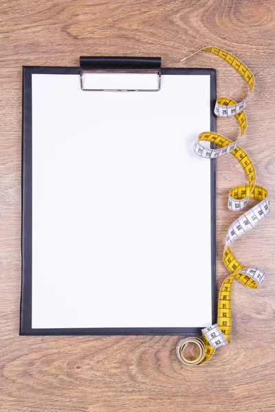 Lege Klembord en maatregel tape op de tafel — Stockfoto