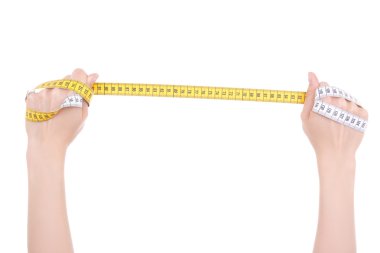 Beyaz arka plan üzerinde izole bir ölçü bandı tutan eller