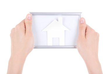 kadın el bir kağıt üzerinde beyaz izole ev fotoğraf çerçevesi tutarak