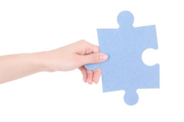 Bulmaca üzerinde beyaz izole kadın elinde bir parçası