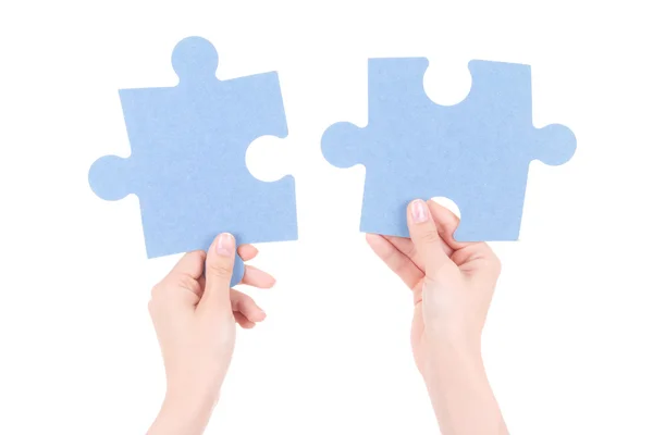 Peças do puzzle em mãos de mulher isoladas no branco — Fotografia de Stock