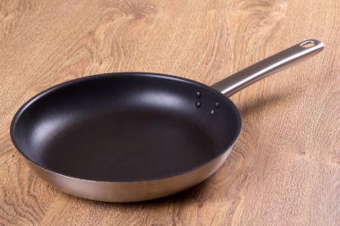 ahşap masa arka plan üzerinde tava