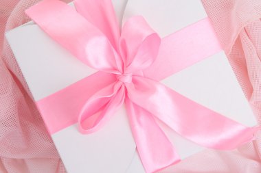 Pembe kurdeleli hediye kutusu.