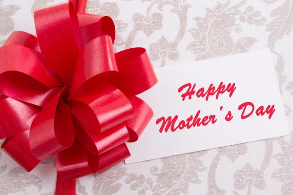 Gift box with big bow and greeting card with text "Happy mother' — ストック写真