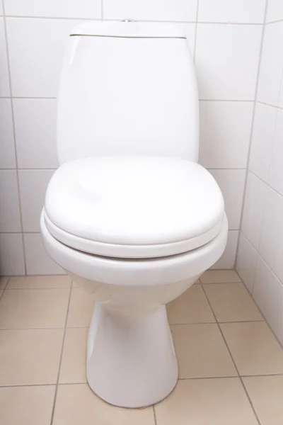 Bandeja do wc branco cerâmica no banheiro — Fotografia de Stock