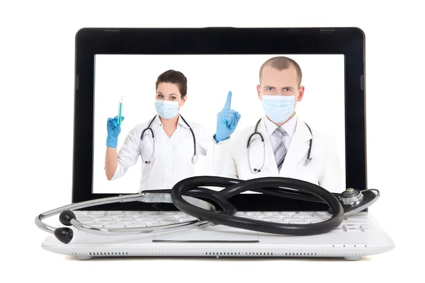 Laptop ekran üzerinde beyaz izole iki doktor — Stok fotoğraf