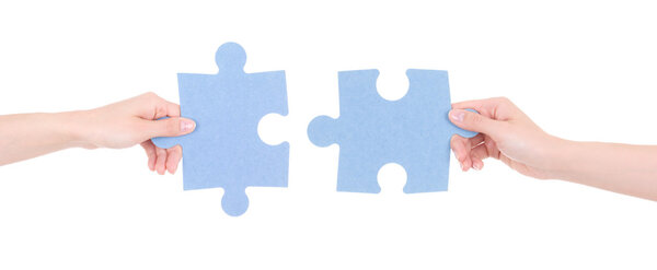 две головоломки в руках женщина, изолированные на белом