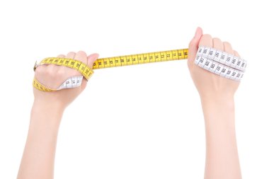 Beyaz arka plan üzerinde izole sarı ölçü bandı tutan eller