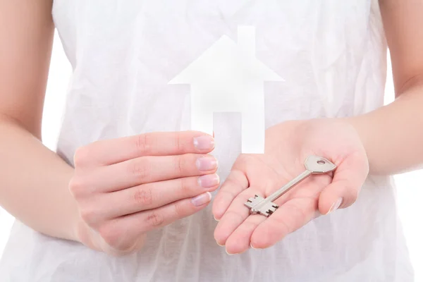Женщина держит бумажный дом и ключ — стоковое фото