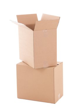 Oluklu karton kutular üzerinde beyaz Taşınma günü için hazır açın 