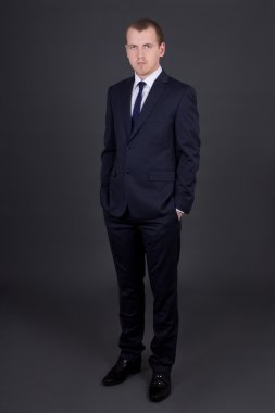 genç iş adamı üzerinde gri takım ayakta