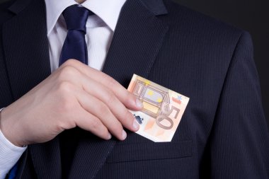 iş adamı el Euro banknot takım cebine koyarak