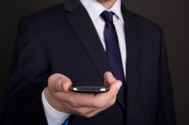 moderne slimme telefoon in business man hand