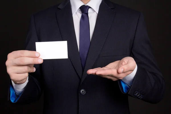 Tarjeta de visita en blanco en la mano del hombre de negocios — Foto de Stock