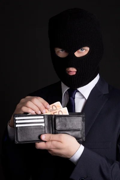 Uomo in tailleur e maschera tenendo la borsa in pelle con ba euro — Foto Stock