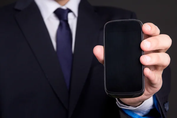 Mobiltelefon med blank skärm i business man hand — Stockfoto