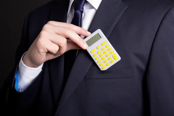 Homem de negócios terno calculadora colocando no bolso — Fotografia de Stock