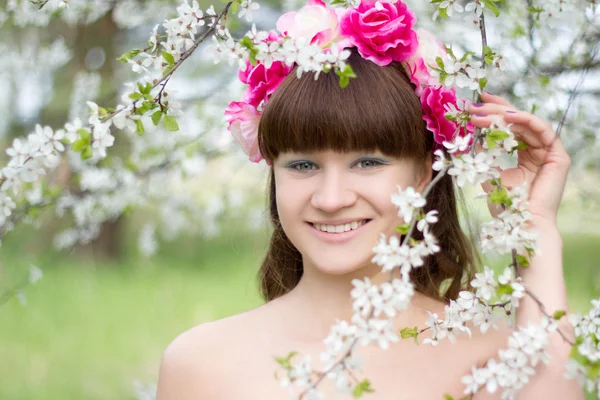 Brunett ung kvinna och blommande träd — Stockfoto