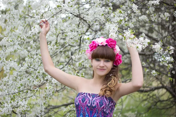 Glamour young woman and blooming tree — Stock Photo, Image