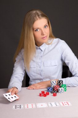 çekici kız Casino Poker oynamaya