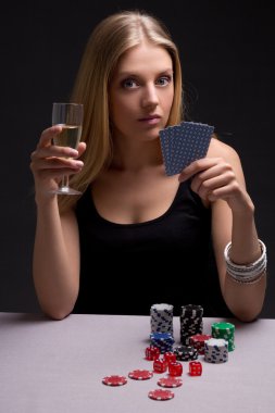 poker oynamaya şampanya güzel sarışın bir kadınla 