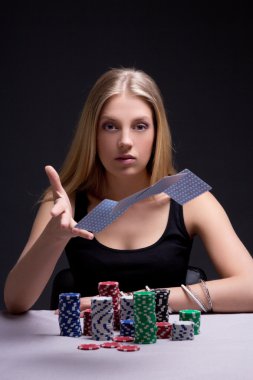 genç kadın casino oyun kağıdı atma