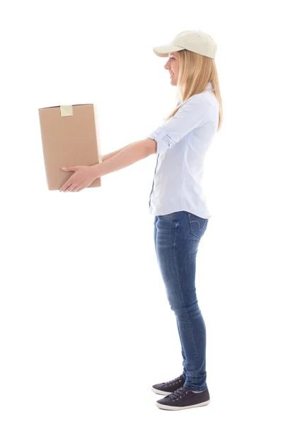 Posta teslim hizmeti kutusunun üzerinde beyaz izole kadın — Stok fotoğraf