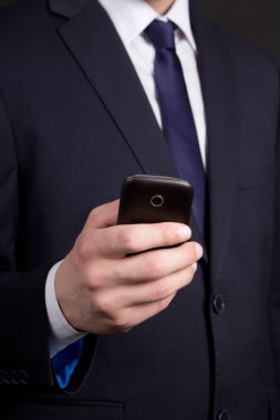 iş adamı elinde cep telefonu