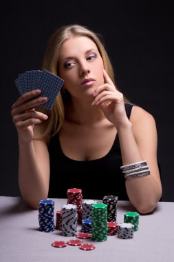 Casino poker oynarken, çekici, güzel ciddi kadın