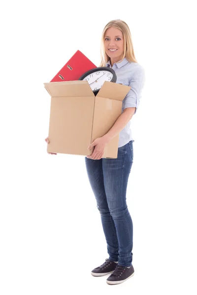 Mujer joven hermosa con caja de cartón listo para el día de la mudanza es —  Fotos de Stock