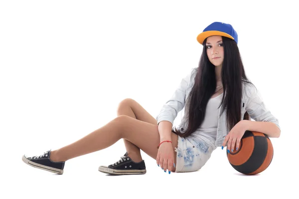 Tienermeisje in denim shorts met bal zitten — Stockfoto