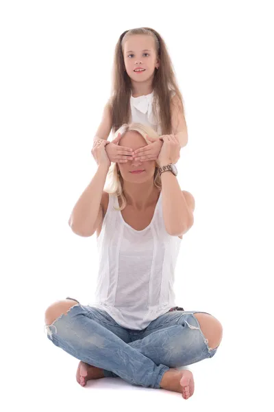 Pequeña hija cerrar los ojos de madre aislados en blanco —  Fotos de Stock