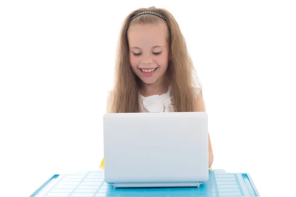 Grappig meisje met behulp van computer op wit wordt geïsoleerd — Stockfoto