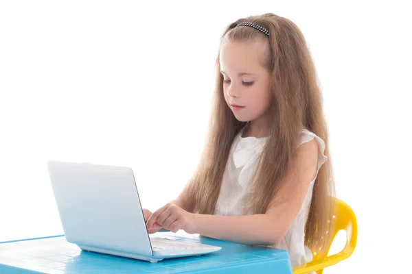 Αστεία κοριτσάκι χρησιμοποιώντας φορητό υπολογιστή που απομονώνονται σε λευκό — Φωτογραφία Αρχείου