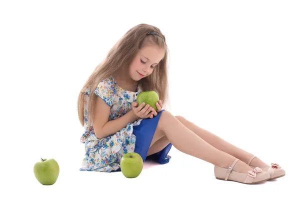 Belle petite fille avec des pommes vertes, isolé sur blanc — Photo