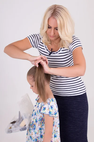 Kvinna borsta håret dotter över vita — Stockfoto
