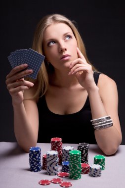 kadın poker oyuncu casino kartları ve patates kızartması ile