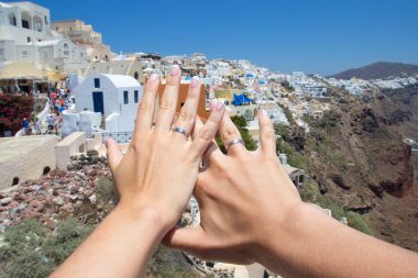 santorini Adası - alyans pa üzerinde elleriyle balayı
