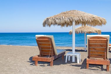 santorini Adası siyah volkanik kum plaj