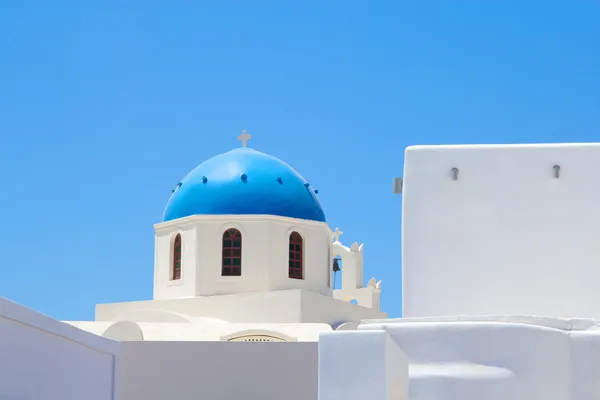 ग्रीस मध्ये सॅन्टोरिनी बेटावर पांढरा चर्च — स्टॉक फोटो, इमेज