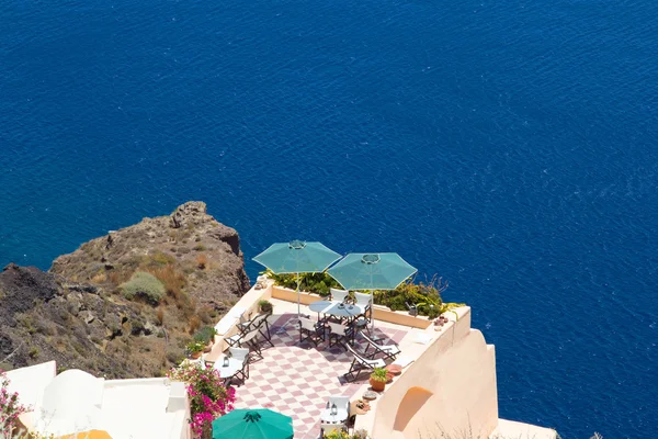 Linda varanda com vista para o mar na ilha de santorini — Fotografia de Stock