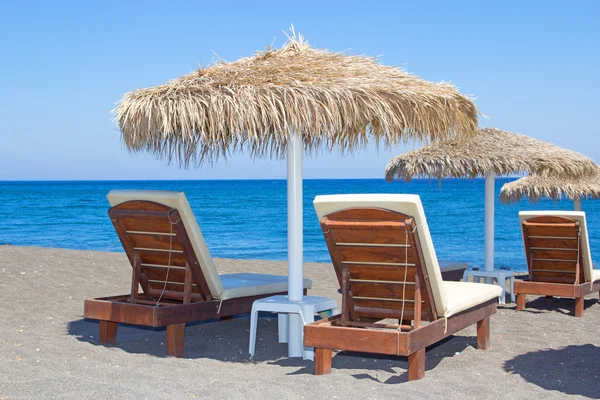 Beach with volcanic sand on Santorini island — Stock Photo, Image